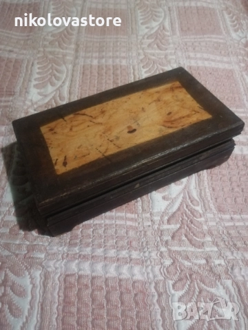 стара дървена кутия
