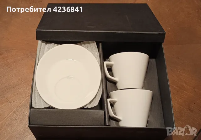Комплект от две чашки за кафе с нестандартно оформени чинийки