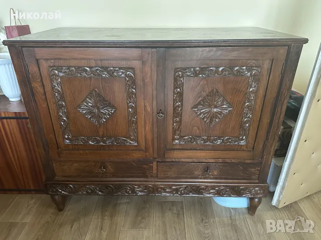 Масивен дървен шкаф от Орех