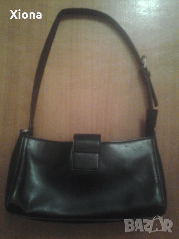 Малка черна кожена чанта на Esprit, снимка 5 - Чанти - 38789650