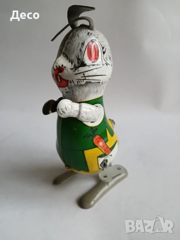 Румънска механична ламаринена играчка заек.