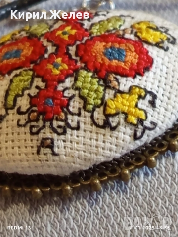 МЕДАЛЬОН РЪЧНА ШЕВИЦА с ФЛОРАЛЕН МОТИВ ЧЕРВЕНИ и ЖЪЛТИ ЦВЕТЯ АВТОРСКО БИЖУ 52221, снимка 5 - Колиета, медальони, синджири - 52492559