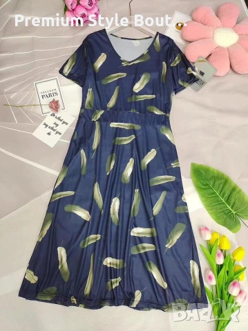 Тъмносиня дамска рокля с артистичен принт – комфорт с характер