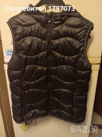 Капитониран елек с качулка