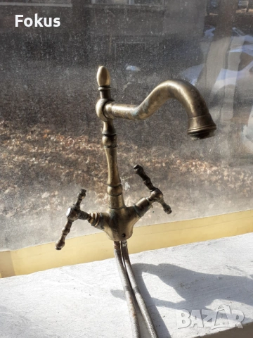 Стар бронзов смесител