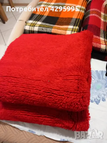 Одеяла, китеници, килими, тъкани възглавници, старинна гривна