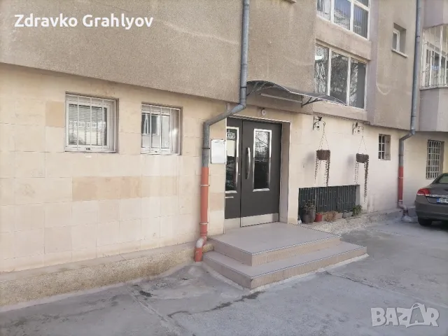 Дава се под наем просторен тристаен апартамент 130 м2 чиста площ до Римската стена