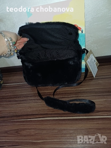 Дамска Чанта Nike W NSW FUTURA 365 FX FUR CROSSBODY, снимка 5 - Чанти - 52631965