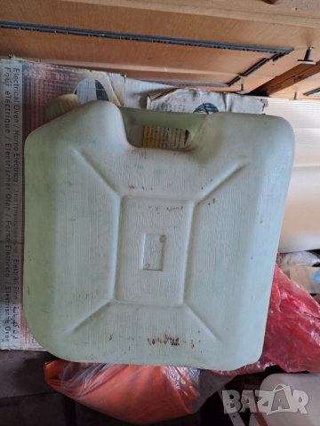 Бяла пластмасова туба