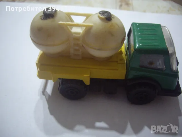 Старо ламаринено камионче.