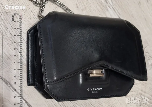 Оригинална Givenchy черна кожена чанта с верига и сребърна закопчалка – Made in Italy, снимка 2 - Чанти - 55768471