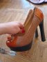 Високи дамски обувки в кафяв цвят с комбинация с лак