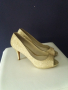 Златни дамски обувки с ток, снимка 1 - Дамски обувки на ток - 36197055