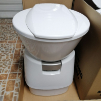 Тоалетна Dometic за кемпер каравана или бус , снимка 1 - Каравани и кемпери - 36116801