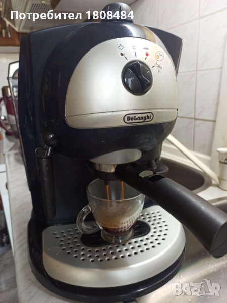 Кафемашина Делонги с ръкохватка с крема диск, работи отлично и прави хубаво кафе с каймак , снимка 1
