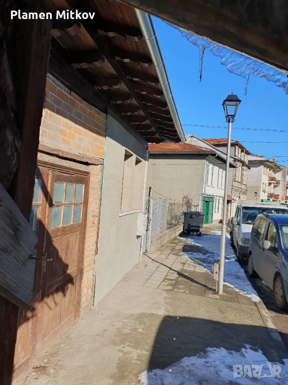 Къщата разполага с лятна кухня и гараж в близост до центара, снимка 1