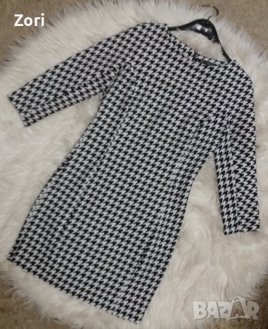 Вталена къса рокля със 7/8 ръкави в черно-бял едър пепит