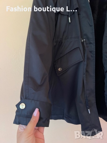 Дълго черно яке с пух отвътре и косъм на качулката с джобове 36 размер на марката Mohito 🖤, снимка 4 - Якета - 51464245