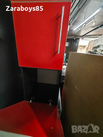 Продавам Шкаф с три вратички за стена, снимка 2 - Шкафове - 56239826