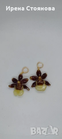 Обеци с естествен цвят на мини орхидея. Цветче с размери 3,5/4 см. 