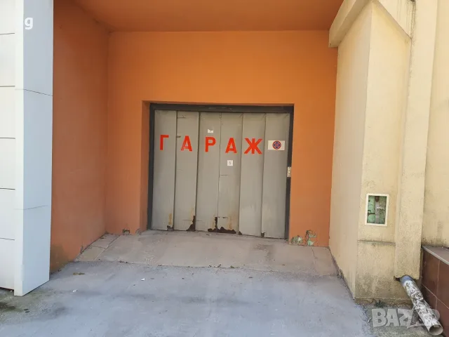 Бриз, подземно паркомясто зад Френската