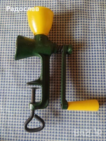 Стара метална мелничка за кафе или подправки 