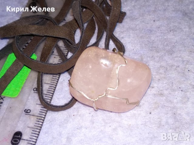 КРАСИВ ВИНТИДЖ - АРТ МЕДАЛЬОН НАТУРАЛЕН КАМЪК РОЗОВ ПЛАНИНСКИ КВАРЦ КРИСТАЛ с ШНУРЧЕ от ВЕЛУР 13712, снимка 8 - Колиета, медальони, синджири - 41483690
