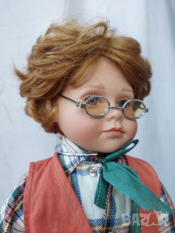 Порцеланова декоративна кукла със стойка момче с очила, снимка 4 - Колекции - 41845782