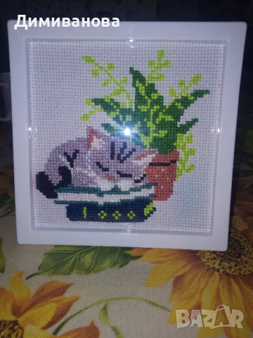 Готов гоблен Спящо коте с книги, снимка 2 - Гоблени - 50591342