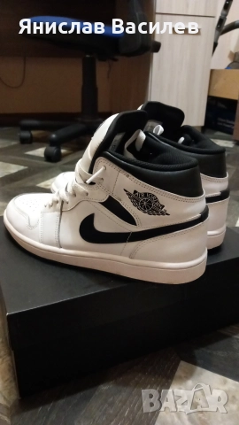 Air Jordan 1 Mid black & white , снимка 2 - Маратонки - 52583120