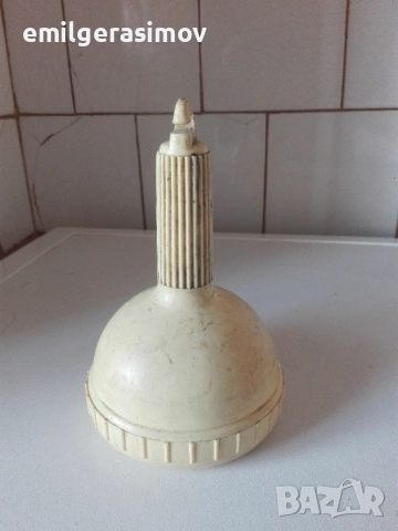 Поставка за телефон и подвижна лампа.