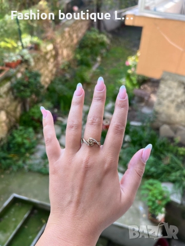 Златен пръстен с блестящи камъчета ❤️