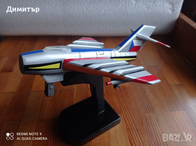 Стар дървен модел на самолет 