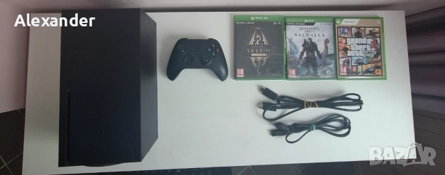 Конзола за игра Xbox series x(с контролер) и 3 итри