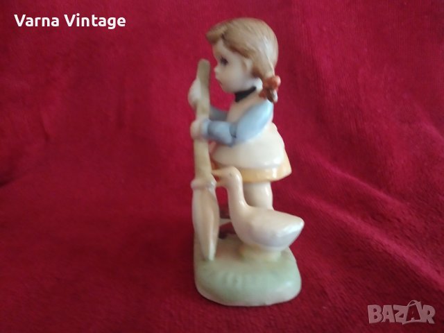 Порцеланова фигура Момиче с метла и гъска., снимка 6 - Антикварни и старинни предмети - 40975426