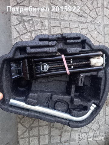 Оригинален комплект крик ключ и кука за vw.Golf.4.5.6.Bora.passat.-Fox.polo.lupo.skoda fabia., снимка 2 - Аксесоари и консумативи - 41968019