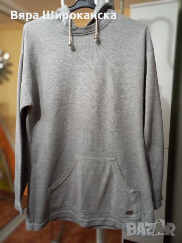 Сив суитчър с качулка и срещащи се джобове. Размер L, XL. 