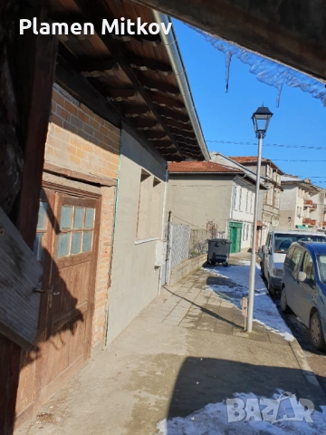 Къщата разполага с лятна кухня и гараж в близост до центара