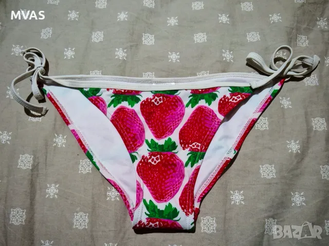 Нов дамски бански долнище на ягодки S размер