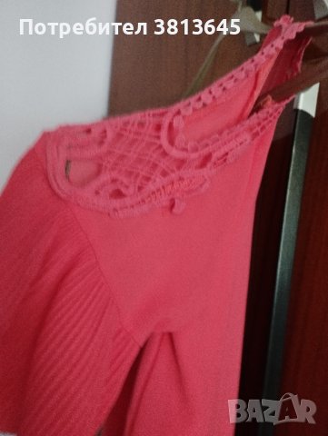 Дамска блуза с интересен ръкав в цвят диня 