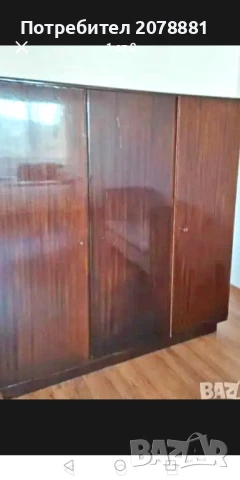Трикрилен гардероб от масивно дърво 
