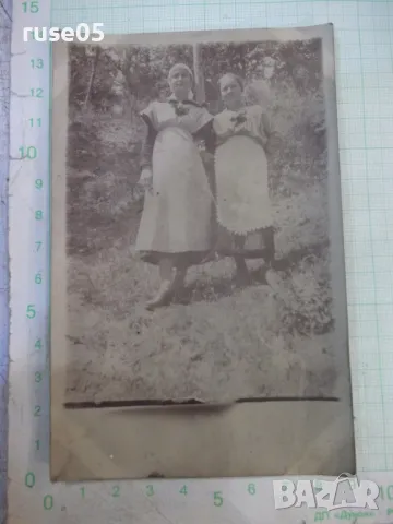 Снимка стара на две жени на склон