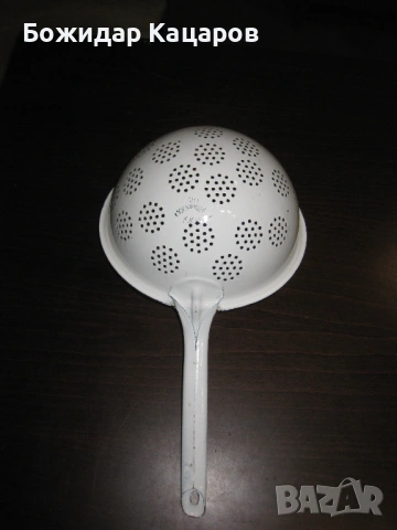 Стар, емайлиран гевгир, със следи от употреба. Произведен през 1965 година. Цена 10 евро. Пращам по , снимка 2 - Съдове за готвене - 53409681