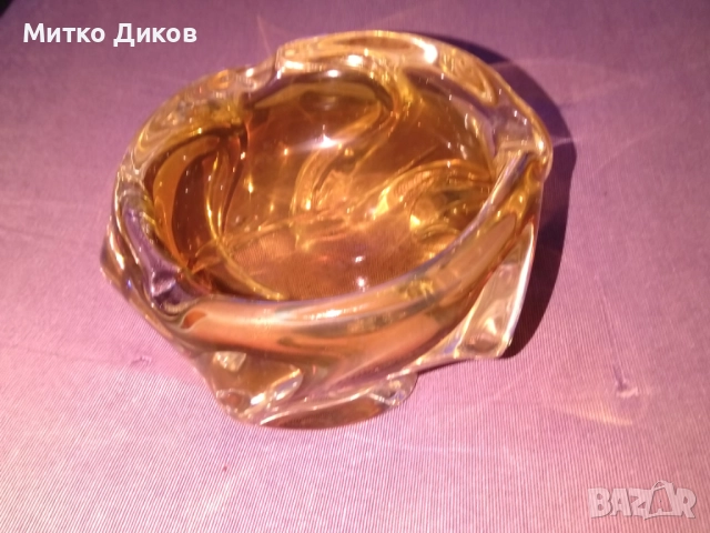 Масивен кехлибарен арт стъклен пепелник, който е ръчно изработен от духано стъкло. -1кг. фи 125мм, снимка 2 - Антикварни и старинни предмети - 52789180