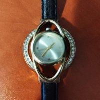 Интересен дамски часовник на Avon с  камъни , снимка 2 - Дамски - 40141910
