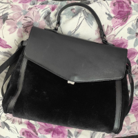 Черна дамска чанта с еко пух, снимка 2 - Чанти - 36203762