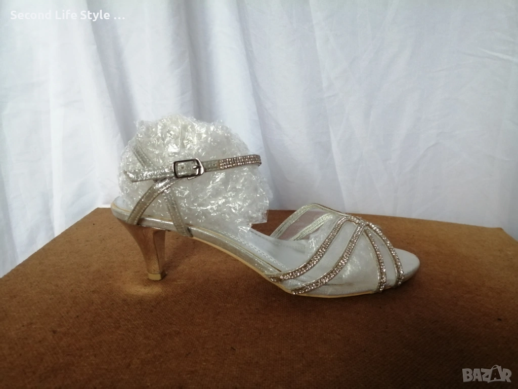 №40 Дамски сандали с отворени пръсти и нисък ток; с кристали и огледален ток; сребрист цвят, снимка 1