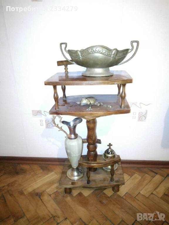 Стара дървена помощна масичка на три нива, резбована колона. , снимка 1