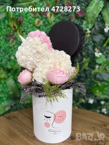 Подарък за всеки повод Еднорог в кутия с рози