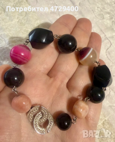 Гривна от естествени камъни и сребърна фурнитура